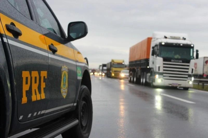 Pedestre morre atropelado por caminhão na BR-101