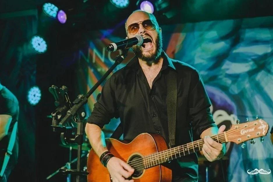 Banda de Criciúma transforma festas misturando rock e clássicos nacionais