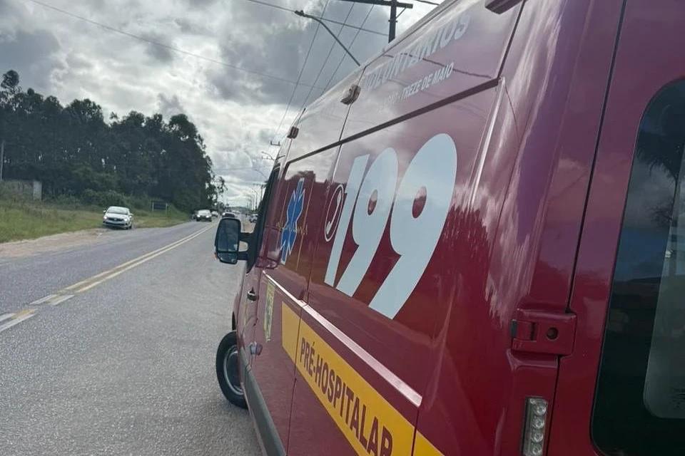 Ciclista fica ferido após se envolver em acidente com carro