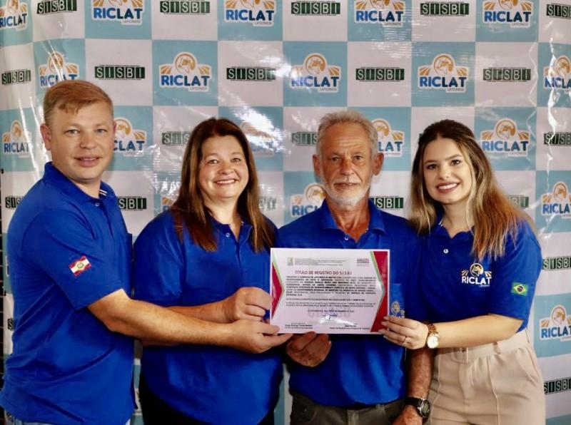 Latícinios RICLAT Recebe Título de Registro S.I.S.B.I