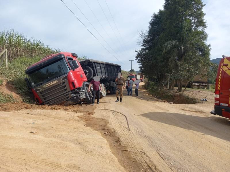 Carro e carreta colidem frontalmente em Urussanga
