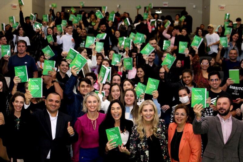 Acadêmicos do curso de Direito da Unesc recebem Vade Mecum 