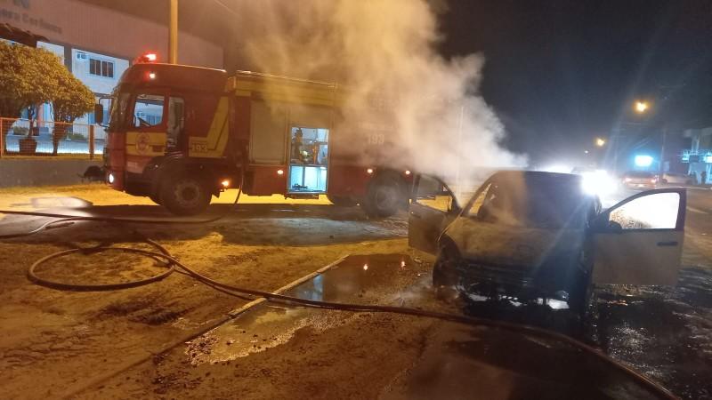 Incêndio atinge carro na SC-443 em Morro da Fumaça