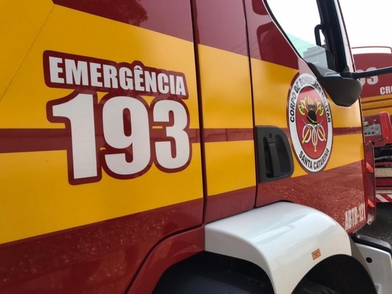 Duas pessoas ficam ilhadas durante alagamento e se abrigam em cima de caminhonete em Sombrio 