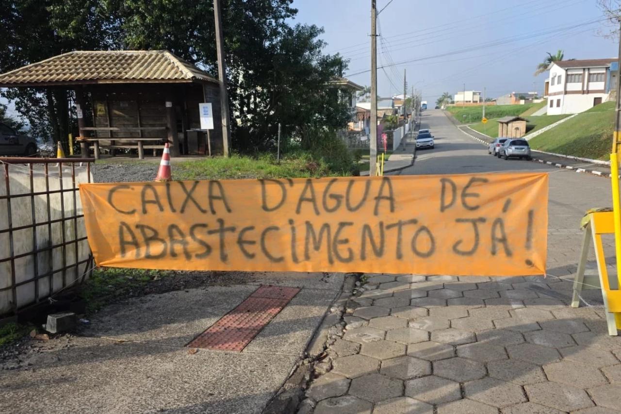 Moradores de Içara realizam manifestação para cobrar solução contra a falta de água