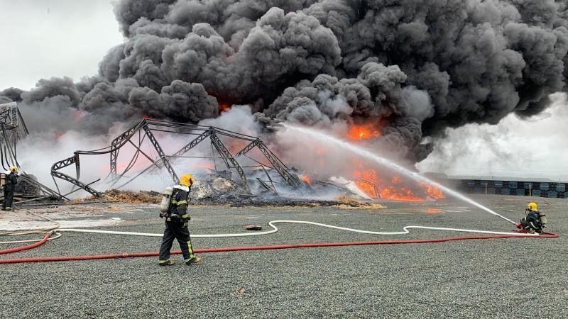 Atualizada: incêndio de grandes proporções em empresa de logística mobiliza bombeiros e bloqueia BR-101