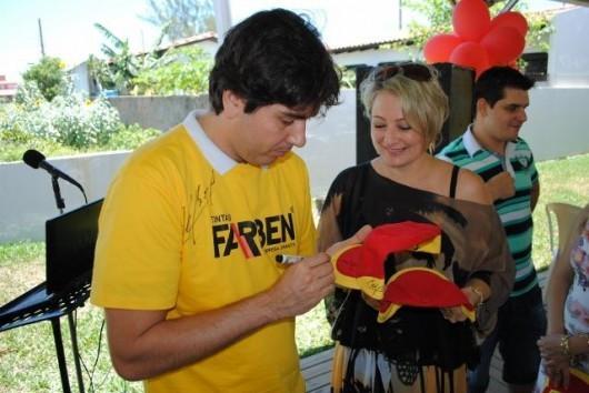 Pentacampeão Brasileiro da Stock Car Cacá Bueno visita empresa em Içara