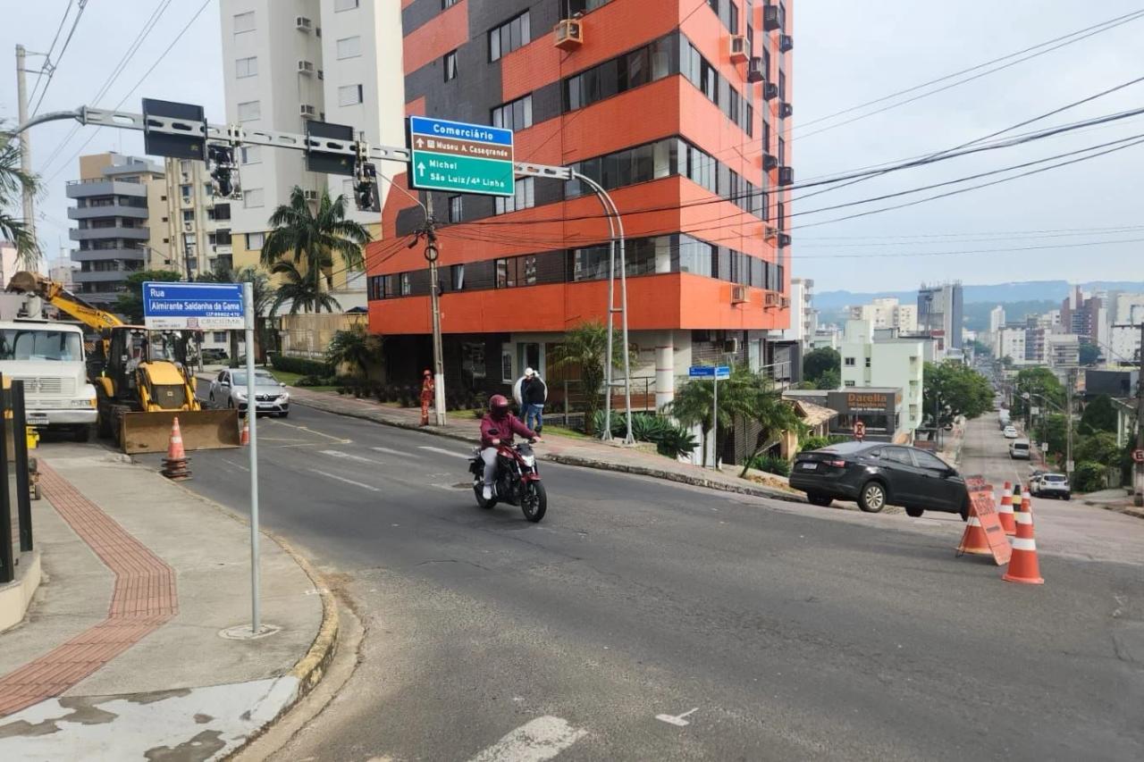 Obras na avenida Gabriel Zanette exigem atenção dos motoristas em Criciúma