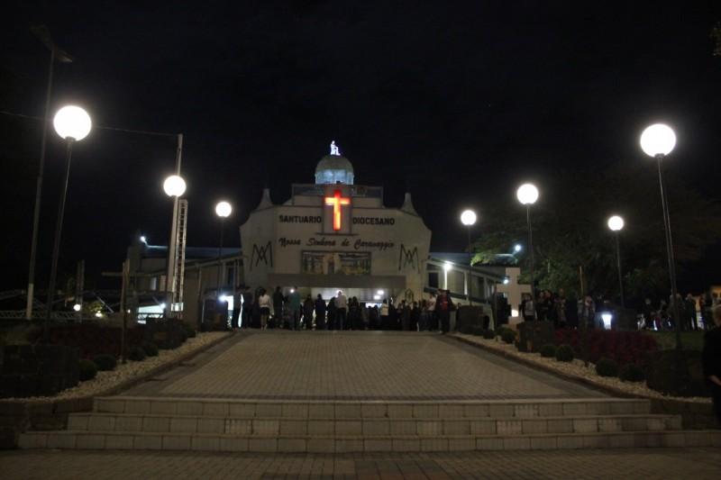 Inauguração da nova iluminação marca o primeiro dia da Romaria de Nossa Senhora de Caravaggio