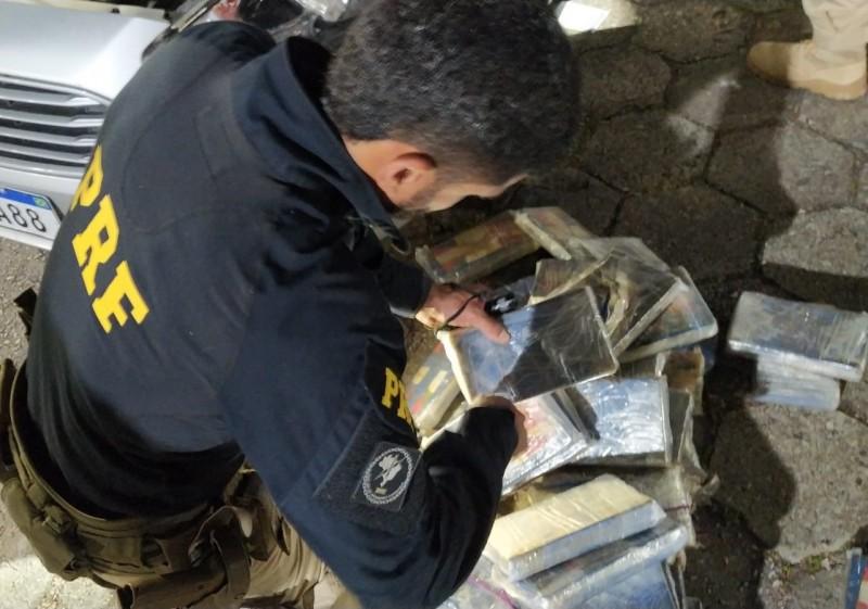 PRF e PM apreendem 48 quilos de cocaína com valor estimado de R$ 8 milhões na BR-101 em São José