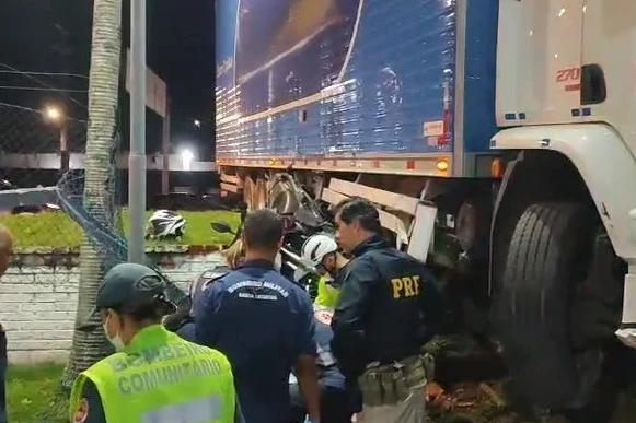 Vídeo mostra momento em que caminhoneiro embriagado atropela motociclista na BR-101