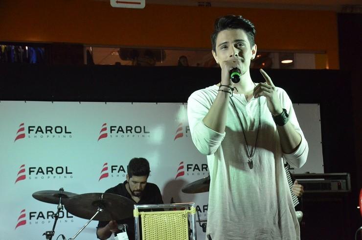 Dan Costa conquista público em show no Farol Shopping