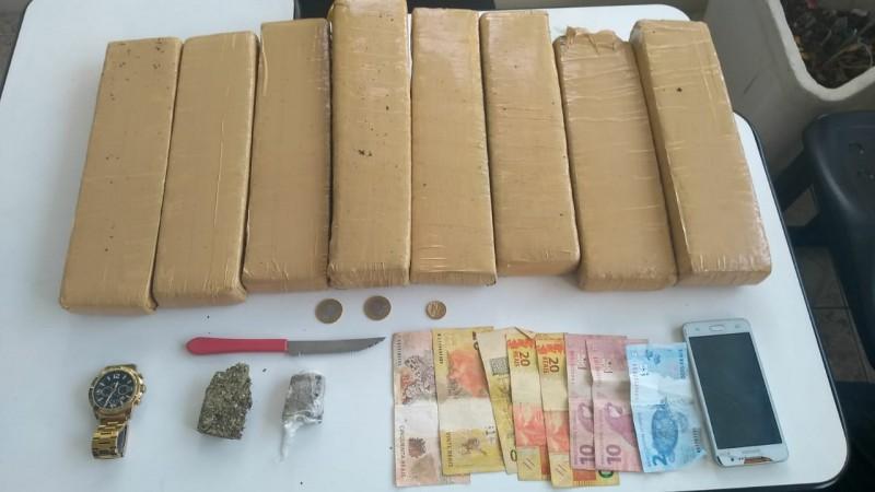 PM apreende aproximadamente 8kg de drogas em Capivari de Baixo