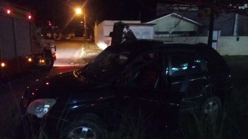 Carro é abandonado após colisão contra poste em Laguna