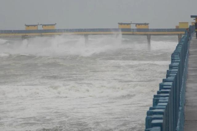 Defesa Civil alerta para mar agitado com ondas de três metros no Litoral Sul