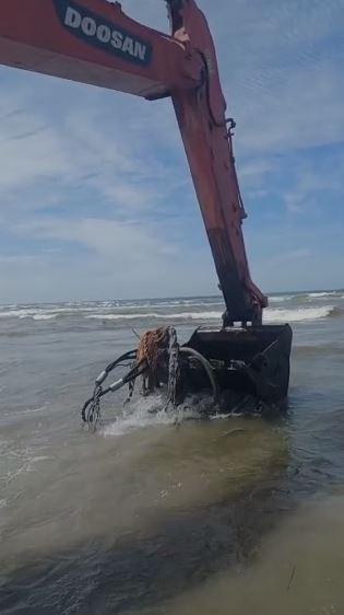 Barco que estava encalhado na Praia do Torneiro é destruído pela maré alta