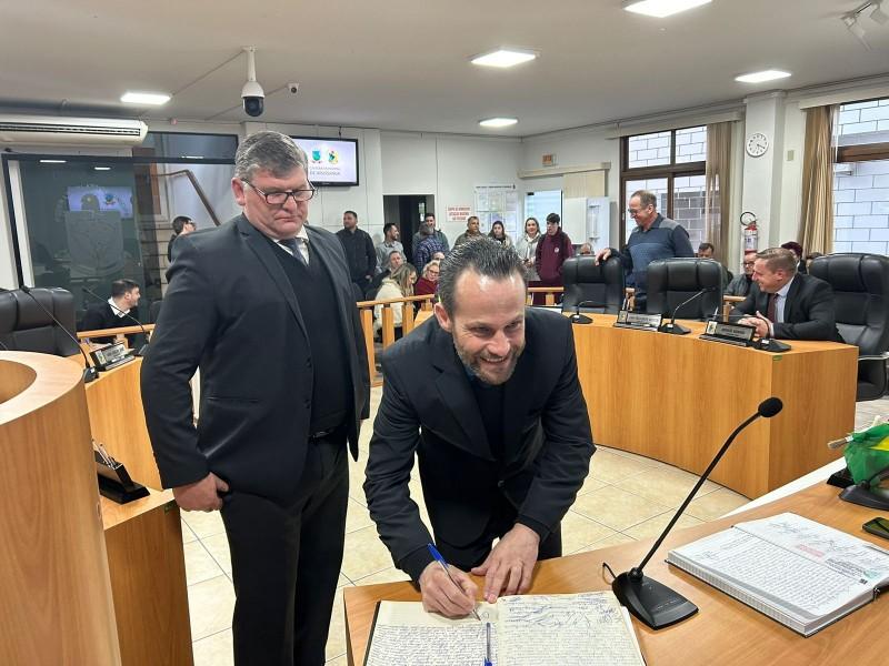 Jair Nandi assume efetivamente a Prefeitura de Urussanga