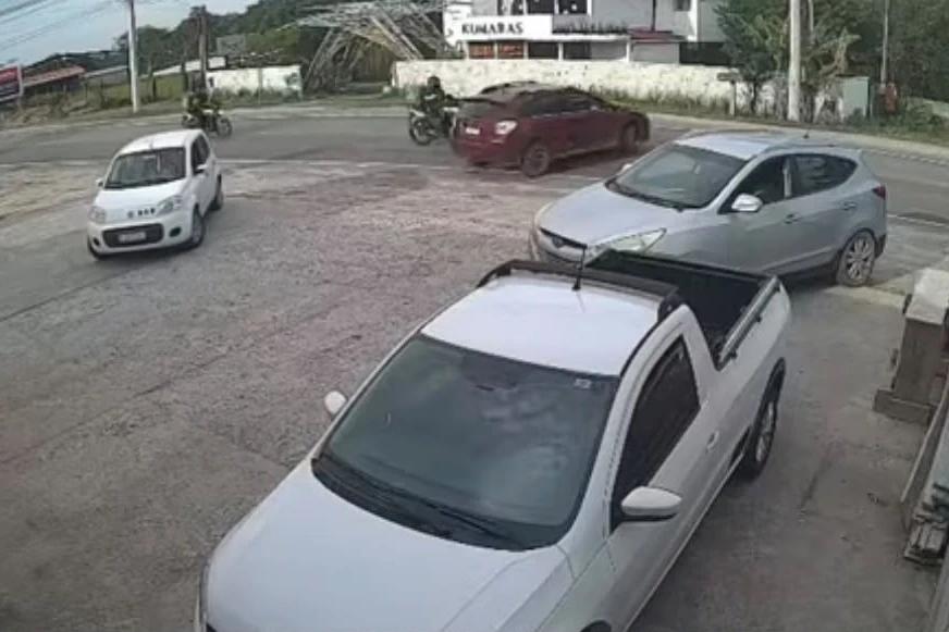 Vídeo: colisão entre carro e motocicletas deixa duas pessoas feridas na SC-434