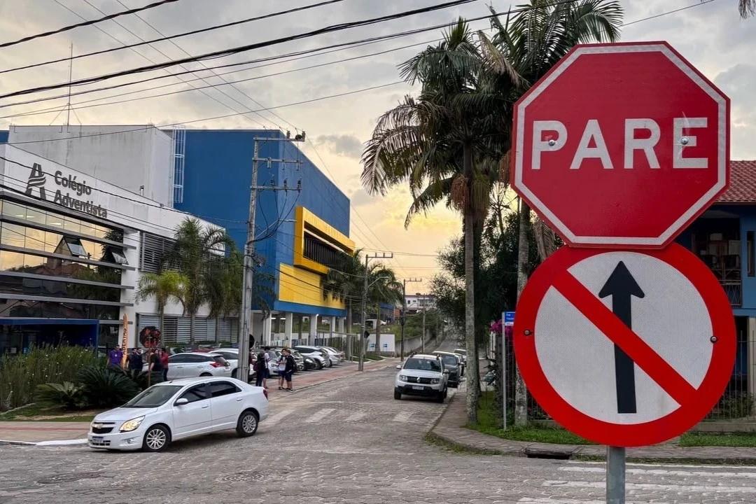 Criciúma amplia implantação de vias de mão única no entorno de escolas