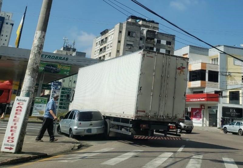 Colisão entre carro e caminhão é registrada em Criciúma 