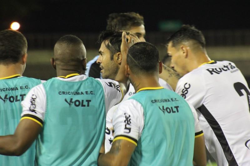 Com um a menos e decisão nos pênaltis, Criciúma bate o Brasiliense e avança na Copa do Brasil