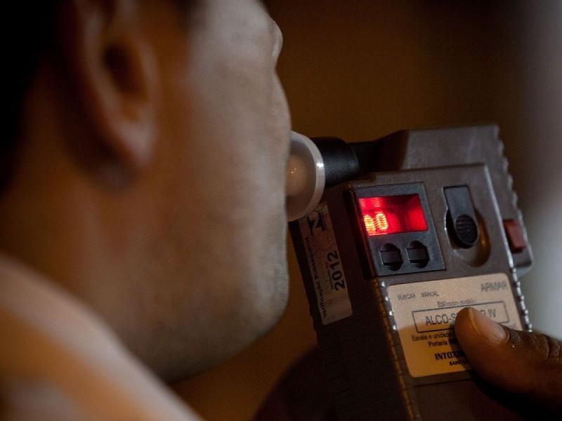 Motorista embriagado é preso depois de não conseguir engatar marcha a parar em cruzamento