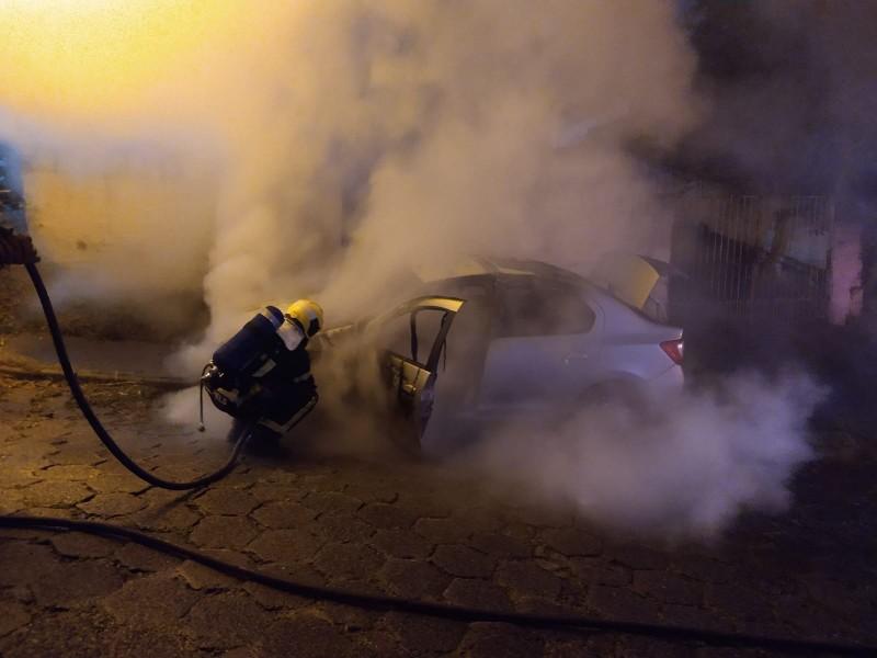 Veículo é parcialmente destruído por incêndio no bairro Maria Céu 