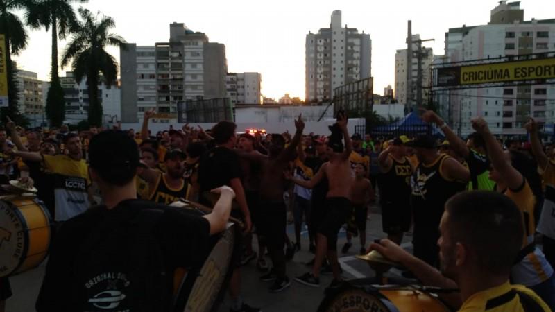 Torcida protesta ao final da partida e pede a saída do presidente Jaime Dal Farra