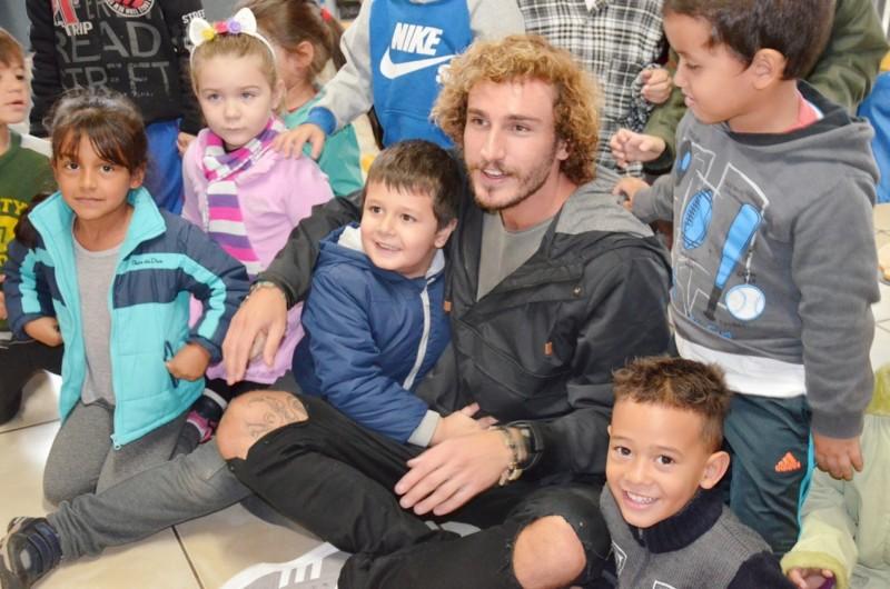 Vice-campeão do BBB Alan Possamai visita Bairro da Juventude
