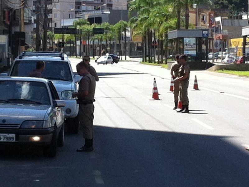PM checa veículos irregulares na Avenida Centenário 