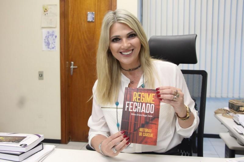 Juíza de Criciúma estreia na literatura com livro que traz histórias reais do cárcere