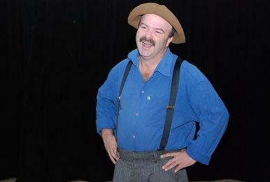 Teatro Elias Angeloni recebe show de humor com Paulinho Mixaria