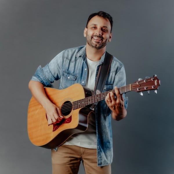 Cantor e compositor Rafa Rosso lança a música ‘Mãe’
