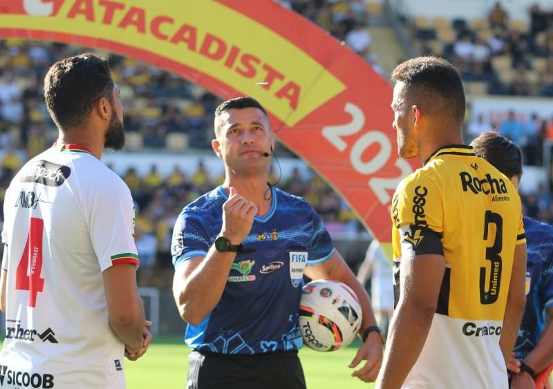 Federação divulga vídeo da análise do VAR no gol que deu vitória ao Criciúma