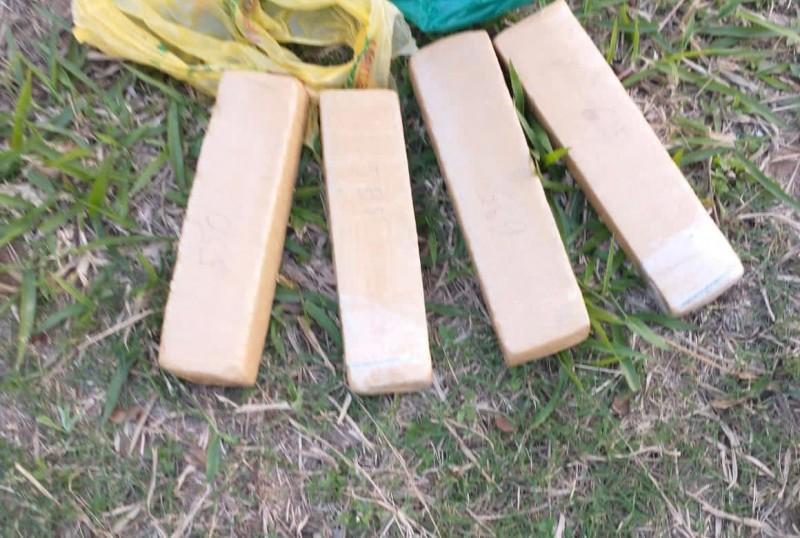 Com ajuda de cão policial, PM encontra mais de dois quilos de maconha em Araranguá