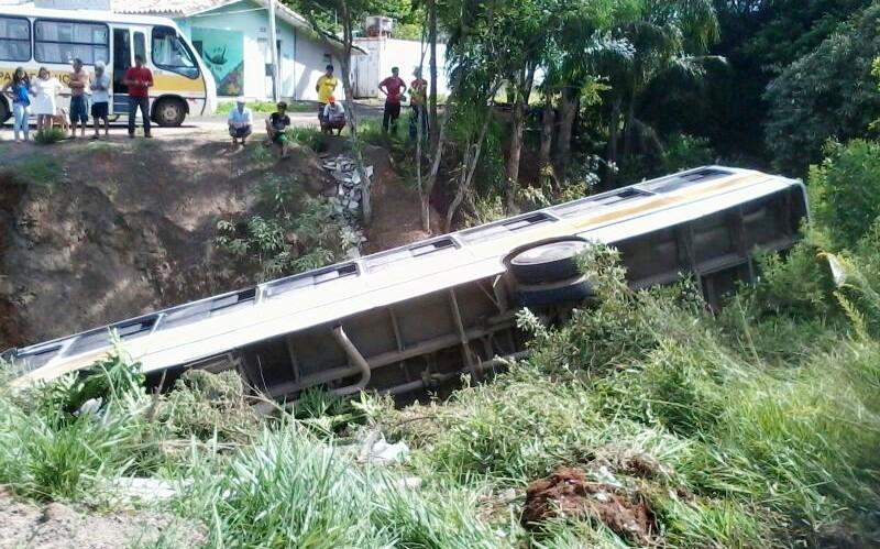 Motorista perde controle e ônibus escolar cai em ribanceira