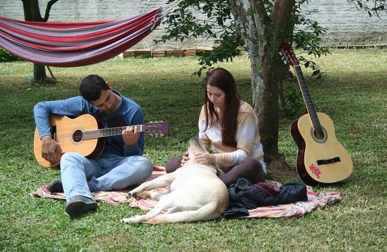 Casal larga tudo para conhecer o mundo