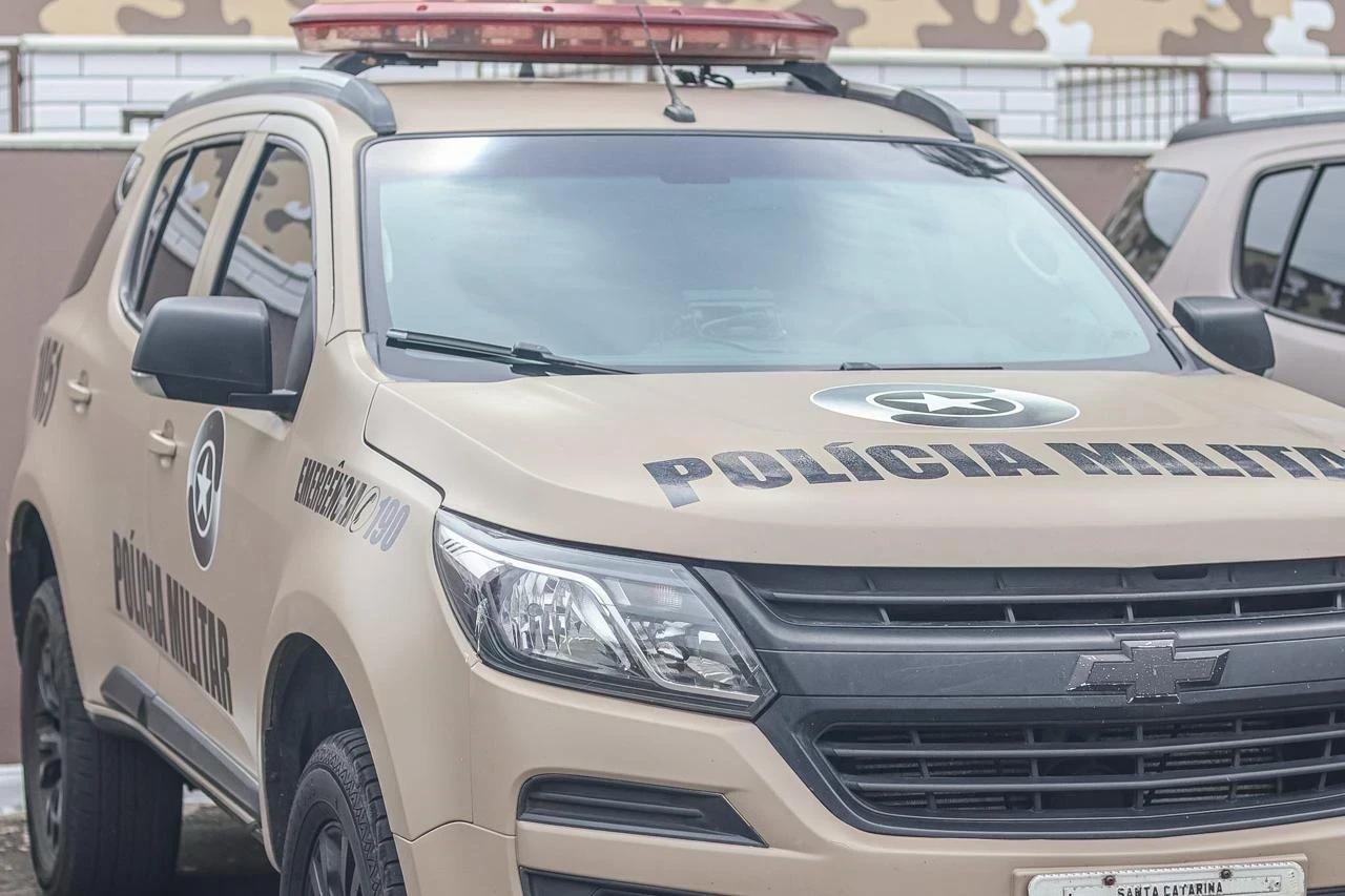 Mulher é ameaçada com faca de serra pelo companheiro em Criciúma