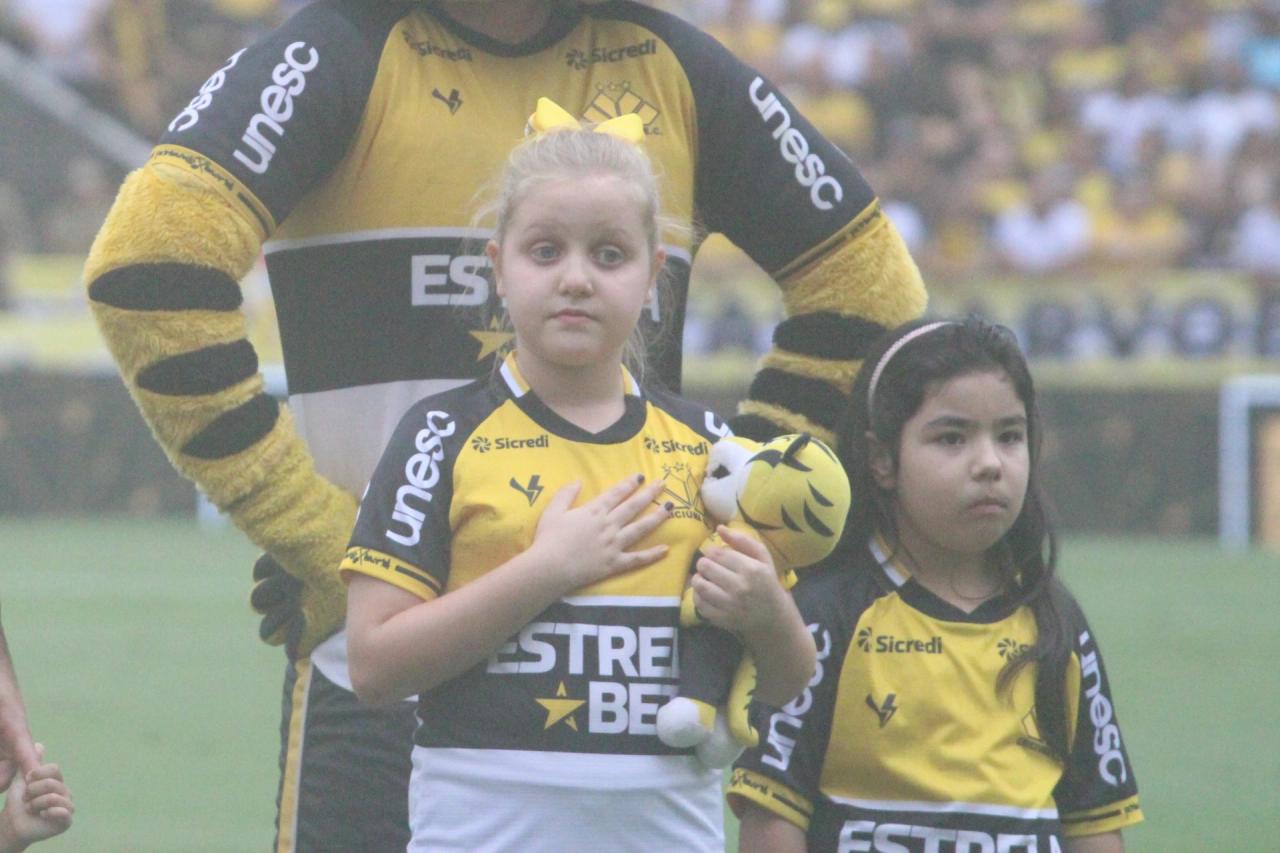 Criciúma abre inscrições para crianças entrarem em campo com os jogadores