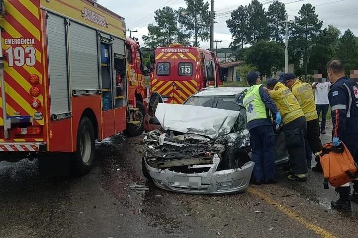 Acidente de trânsito deixa motorista preso às ferragens em Criciúma