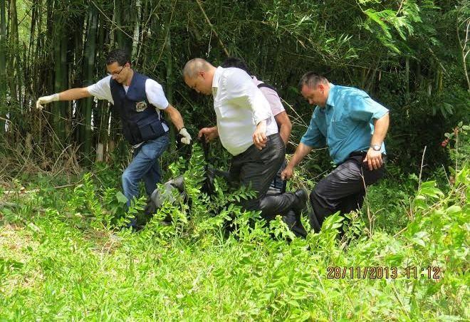 Com colete balístico e revólveres, corpo é encontrado em Passo de Torres