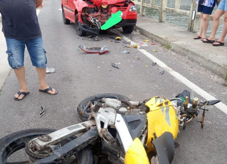 Motociclista morre após colisão frontal na antiga ponte de Laguna