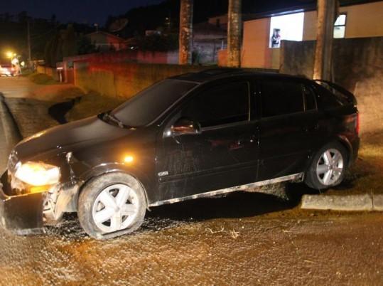 Jovem perde controle de carro, derruba placa e colide em muro