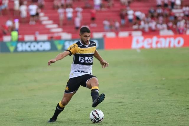 Recuperando de lesão, lateral inicia transição