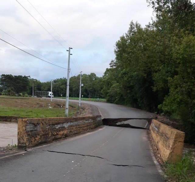 Após elevação de rio, cabeceira de ponte cede em Forquilhinha