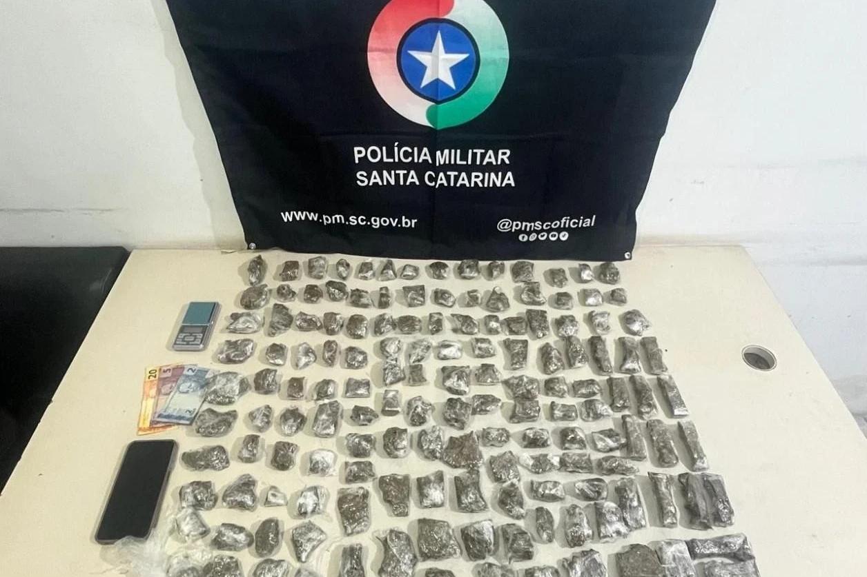 Jovem é preso após ser flagrado com dois quilos de maconha