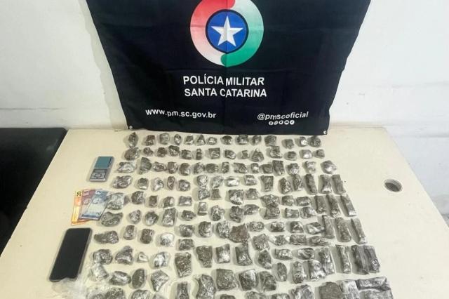 Jovem é preso após ser flagrado com dois quilos de maconha