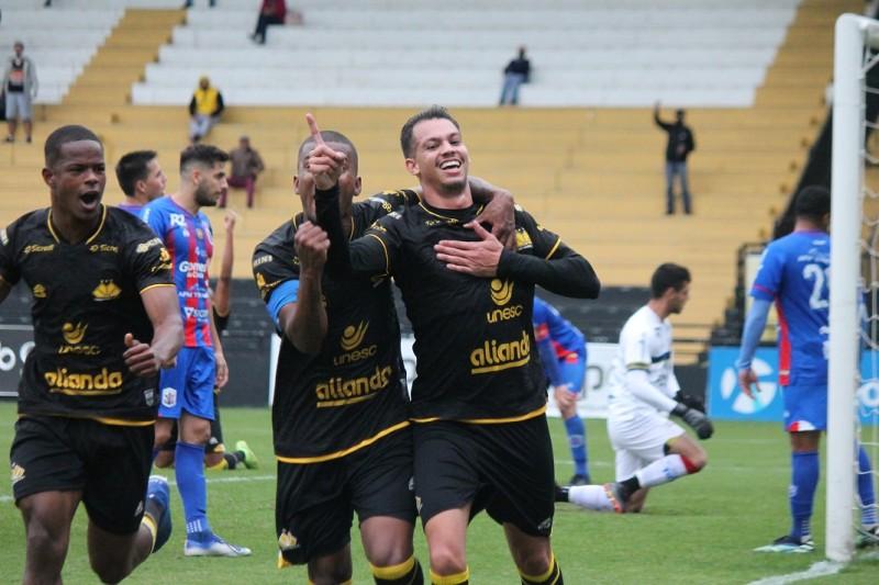 Zé Marcos comemora o primeiro gol com a camisa do Tigre
