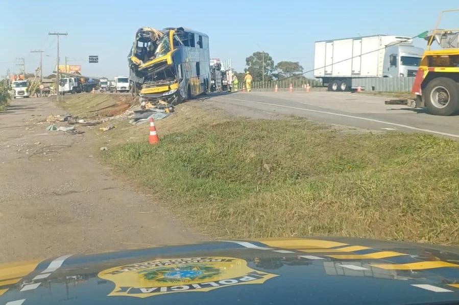 Tombamento de ônibus de turismo deixa uma pessoa morta na BR-101