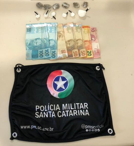 Homem é preso pela Polícia Militar após ser abordado com drogas em Tubarão